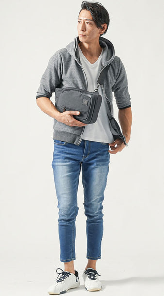 白Tシャツとグレーパーカーを濃紺デニムに合わせたメンズ夏カジュアルコーデ