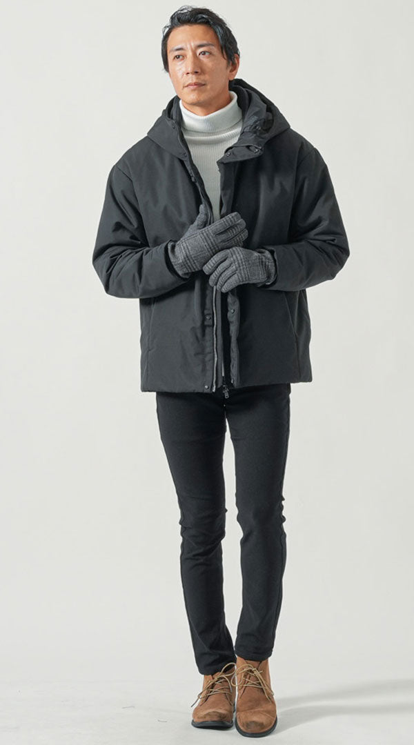 イケオジにぴったりな黒ダウンと白ニットのスマートなコーディネート