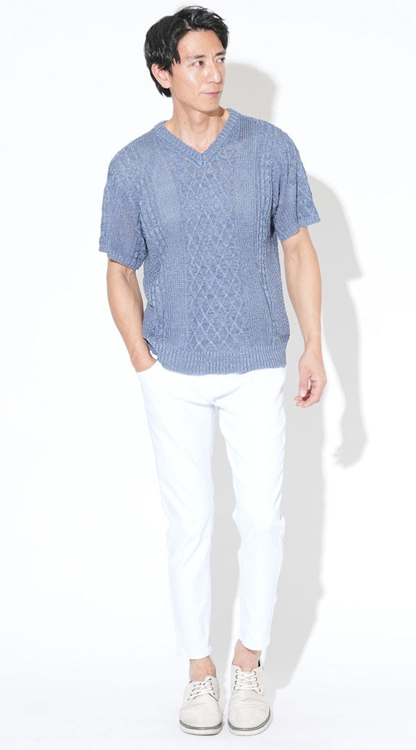 ブルーⅤネック半袖サマーニット　ベージュ汗取りパット付きUネックノースリーブTシャツ　白ストレッチスキニーテーパードアンクルチノパンツ　グレーシューズ　snp_qu0051