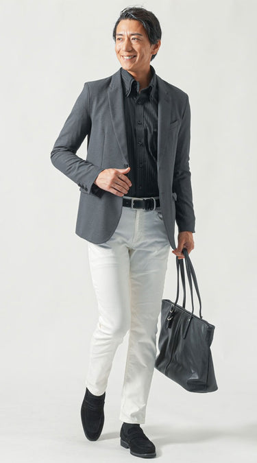 黒シャツに明るい色のパンツを合わせたコーデ例