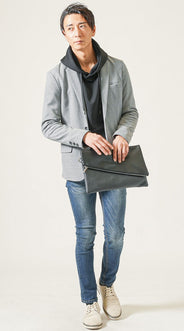 黒プルオーバーパーカーのメンズコーデ例