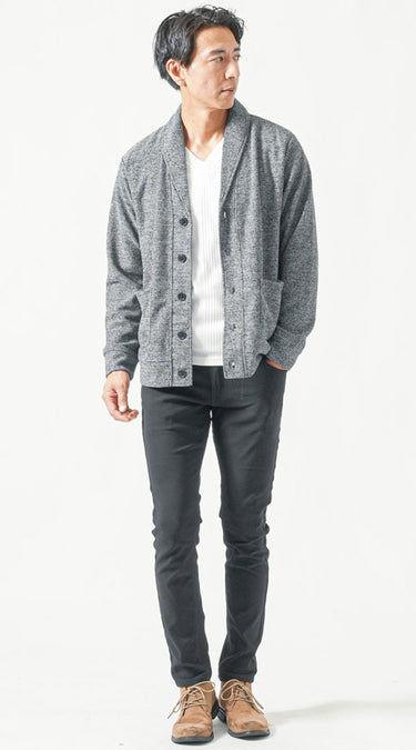 メンズにおすすめのテーパードパンツをはいた男性