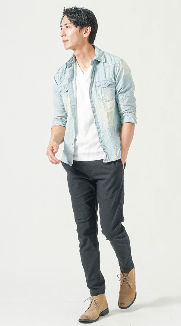 サックスブルー七分袖デニムシャツ　白半袖VネックTシャツ　黒テーパードチノパンツ　ベージュチャッカブーツ　snp_pt0780