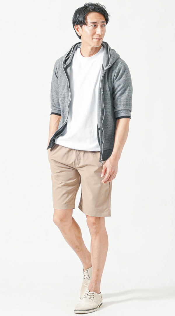 グレーパーカーに白Tシャツとベージュ短パンをはいた夏コーデ