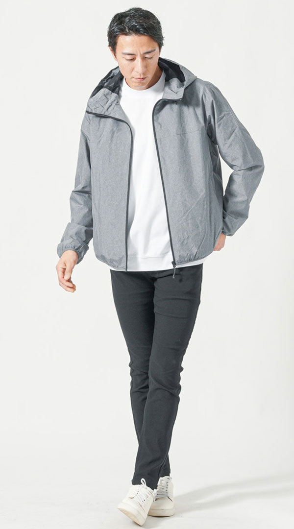 メンズにおすすめのグレーマウンテンパーカーと白T黒パンの秋コーデ)