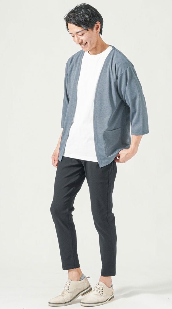 サックスブルー七分袖カーディガン　白半袖クルーネックTシャツ　黒スキニーテーパードアンクルチノパンツ　グレーシューズ　snp_ps1094