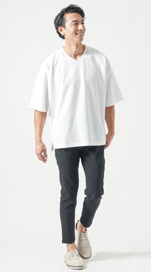 白半袖VネックTシャツ　黒スキニーテーパードアンクルチノパンツ　グレーシューズ　メンズ コーデ 40代 50代 男性 人気 夏 に合う おすすめ 着こなし おしゃれ かっこいい