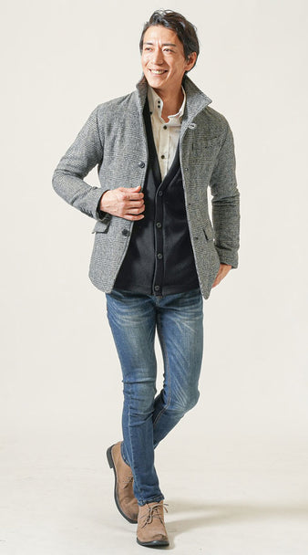 メンズの白シャツとグレージャケットを重ねた冬の細身シャツコーデ