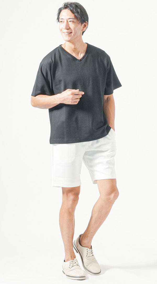 黒セットアップ 黒半袖VネックTシャツ 白ハーフパンツ グレーシューズ