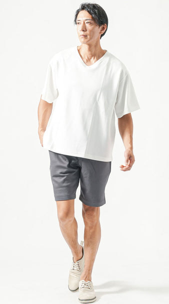 40代メンズにおすすめの白VネックTシャツとチャコールグレーショーツの夏フェスコーデ