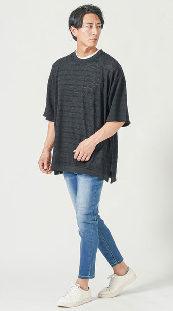 30代メンズの黒Tシャツとジーンズを合わせた夏のカジュアルスタイル