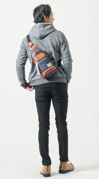 メンズにおすすめの秋のグレーパーカーと黒パンツに配色ボディバッグを合わせた40代メンズコーデ