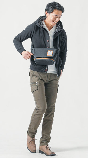 40代メンズにふさわしいきちんと感のあるショルダーバッグコーデ例