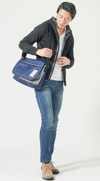 40代メンズにおすすめの旅行や小旅行にぴったりな軽量ショルダーバッグを合わせたカジュアルコーデ