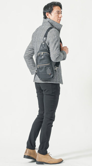 40代にふさわしい大人のボディバッグコーデ