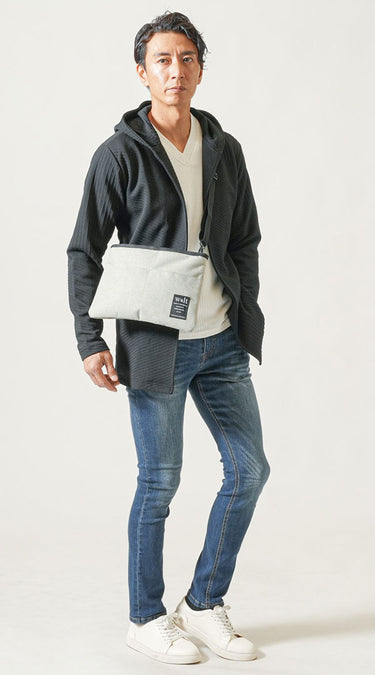 落ち着きと快適さを兼ね備えた40代男性の秋旅行コーデ 黒カーディガン×細身デニム