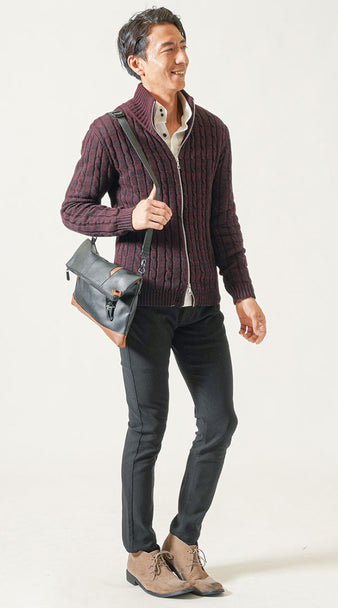 40代メンズの休日におすすめの上品なニットと黒パンツにレザーショルダーバッグを合わせた大人カジュアルコーデ