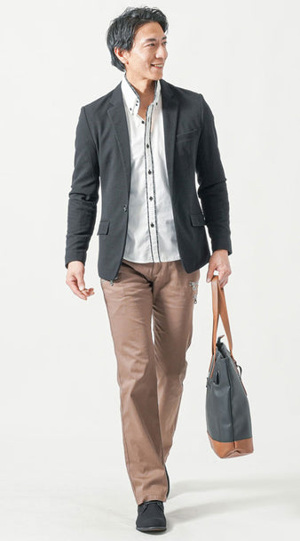 黒ジャケットとブラウン系ベージュパンツを合わせたきれいめメンズコーディネート