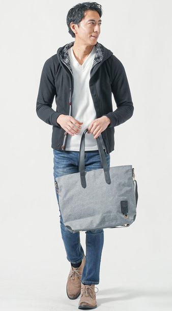 メンズにおすすめのグレートートバッグとパーカースタイルで清潔感を演出