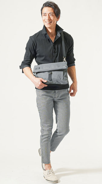 50代メンズのショルダーバッグ×黒ポロシャツコーデ例