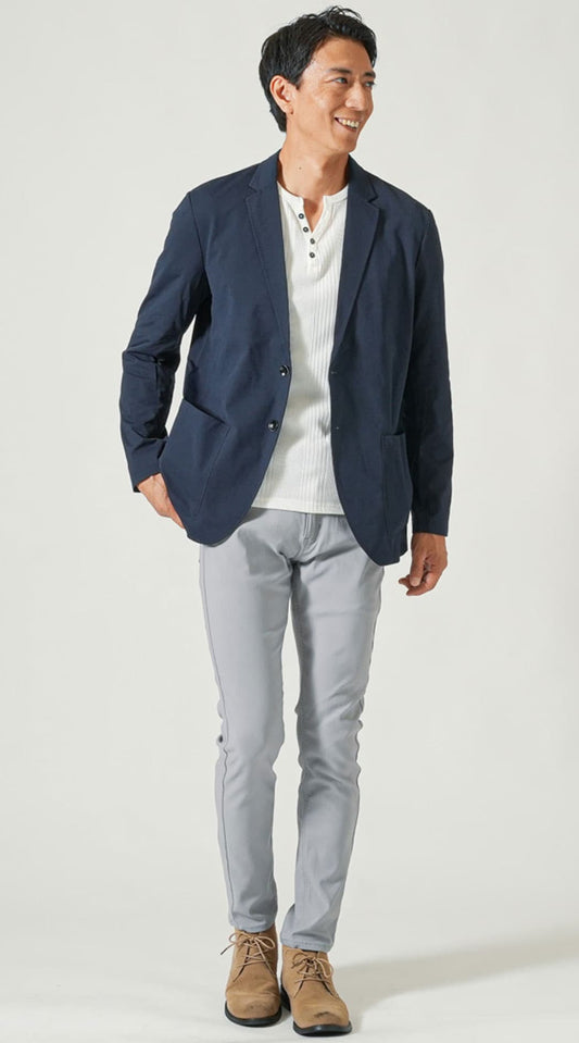 ネイビー長袖テーラードジャケット　白長袖ヘンリーネックTシャツ　グレーストレッチテーパードチノパンツ　ベージュブーツ　snp_qa0208