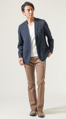 ネイビージャケット×白インナー春コーデ例