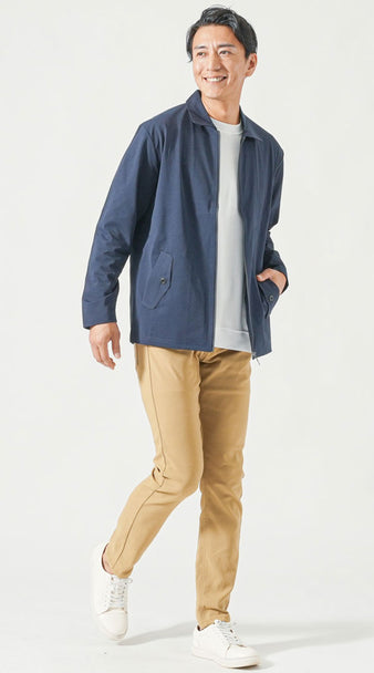 ネイビーに合うベージュパンツを使ったメンズの春コーデ例