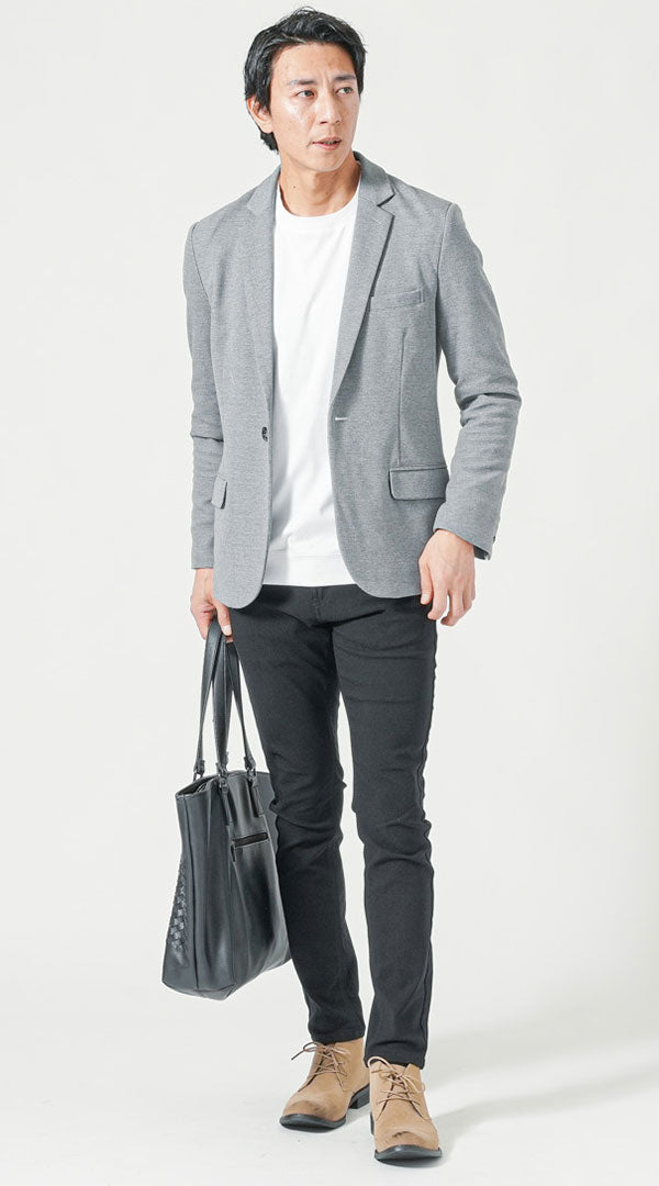 グレージャケット・白Tシャツ・黒パンツ・ブラウンシューズを組み合わせた秋デート向け男性の好印象コーデ