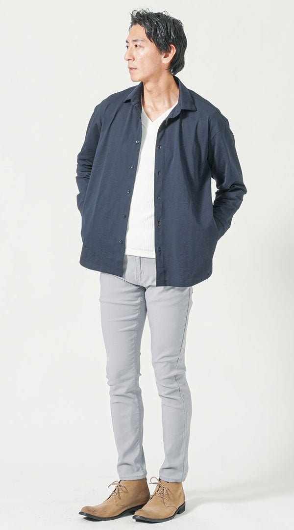 lt:メンズにおすすめの10月に白カットソーにネイビーシャツを羽織りグレーパンツでまとめたコーディネート