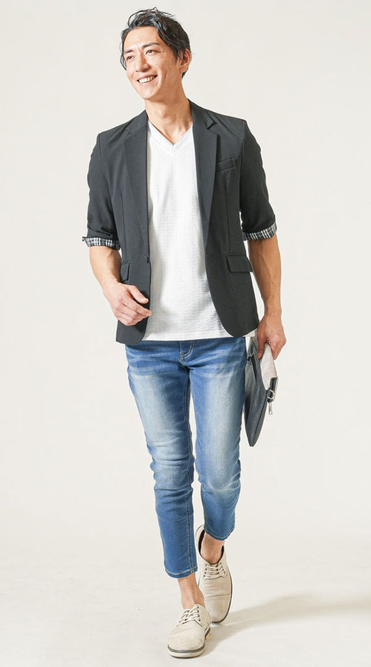 黒五分袖テーラードジャケット　白半袖VネックTシャツ　ブルーアンクルデニムパンツ　グレーシューズ　snp_on_0581