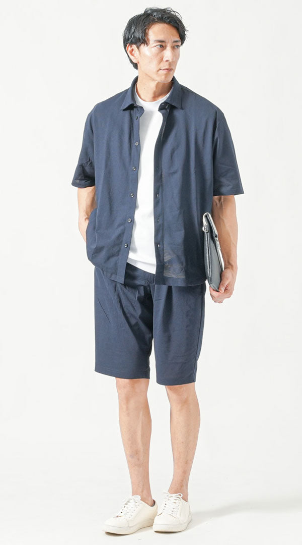 ネイビーセットアップ　ネイビー半袖シャツ　白半袖クルーネックTシャツ　ネイビーハーフパンツ　白スニーカー　グレークラッチバッグ　snp_pr1006