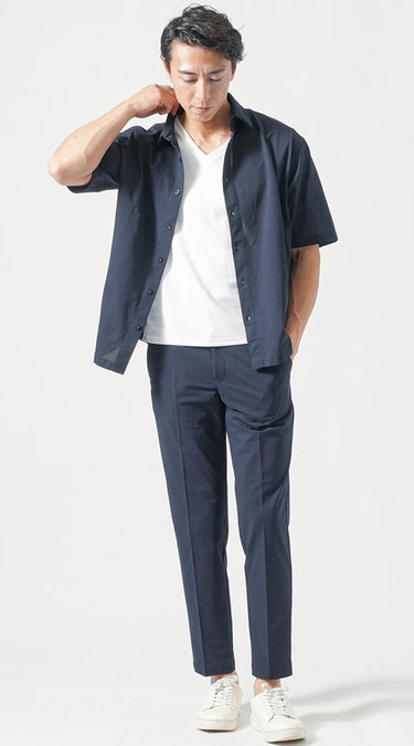 ネイビーパンツと明るい色の靴のコーディネート画像