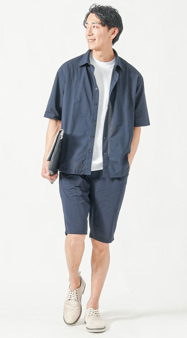 ネイビー半袖シャツ　白半袖クルーネックTシャツ　ネイビーハーフパンツ　グレーシューズ　グレークラッチバッグ　snp_pr0828