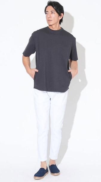 40代メンズがチャコールグレーTシャツと白アンクルパンツを合わせた夏のコーディネート例