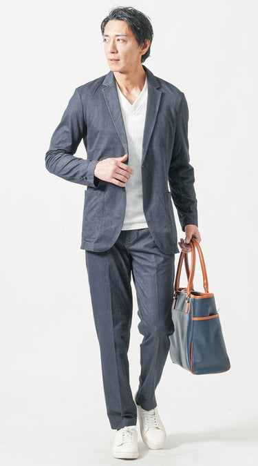 自然とカッコよく見えるネイビーセットアップ×インナーコーデ例