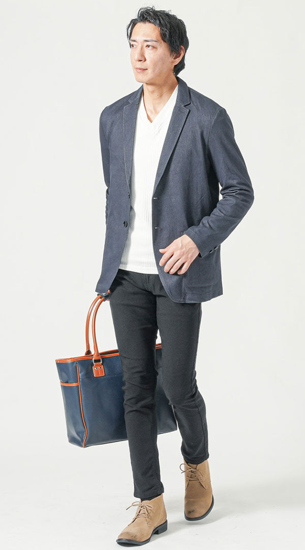 ネイビーテーラードジャケット　白長袖VネックTシャツ　黒スキニーチノパンツ　ベージュチャッカブーツ　ネイビートートバッグ　snp_pn1143