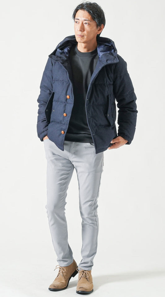 ネイビーダウンジャケット　黒長袖裏起毛Tシャツ　グレーストレッチチノパンツ　ベージュブーツ　snp_qc0142