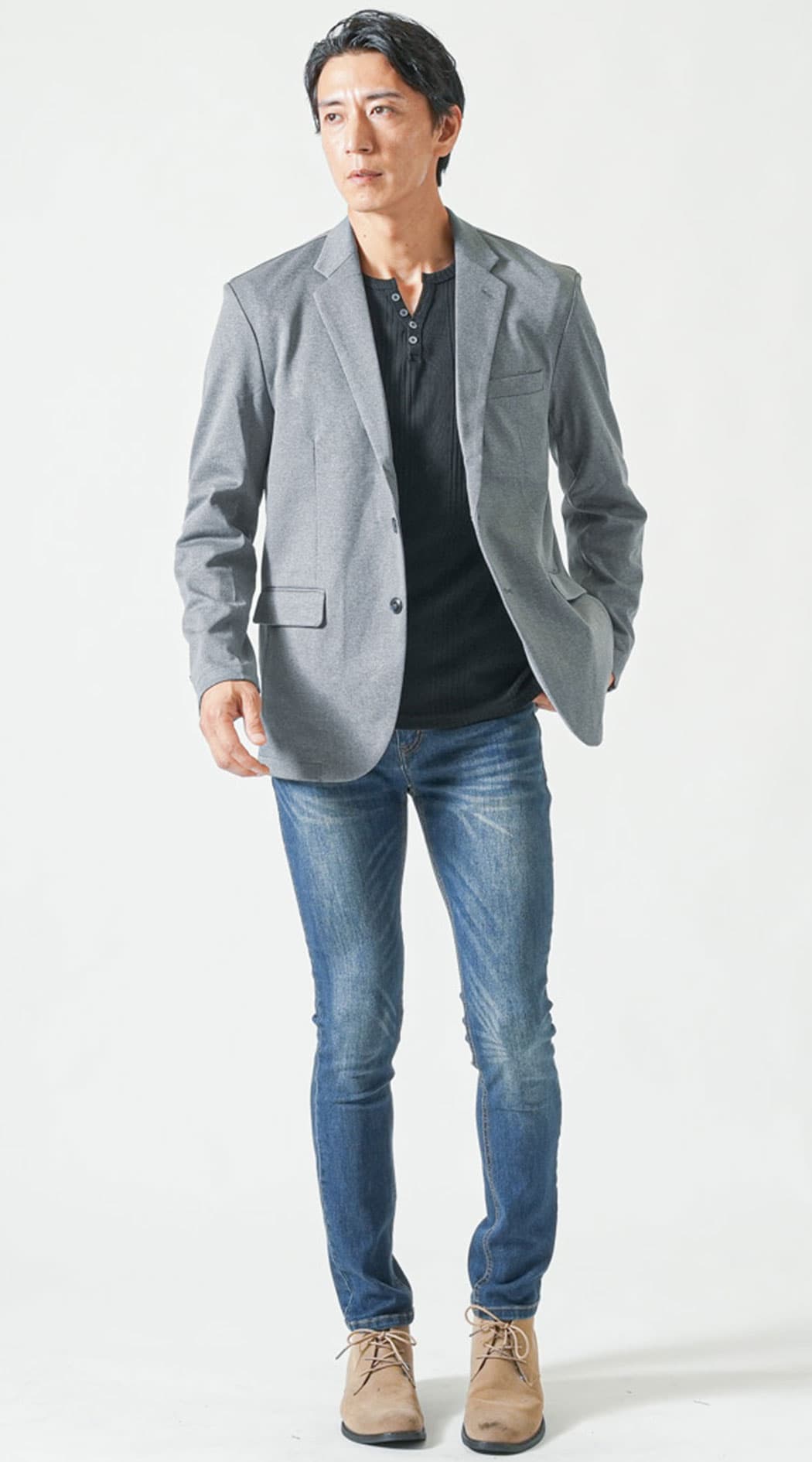 グレー長袖テーラードジャケット　黒長袖ヘンリーネックＴシャツ　ネイビーテーパードストレッチデニムパンツ　ベージュブーツ　snp_pz1234