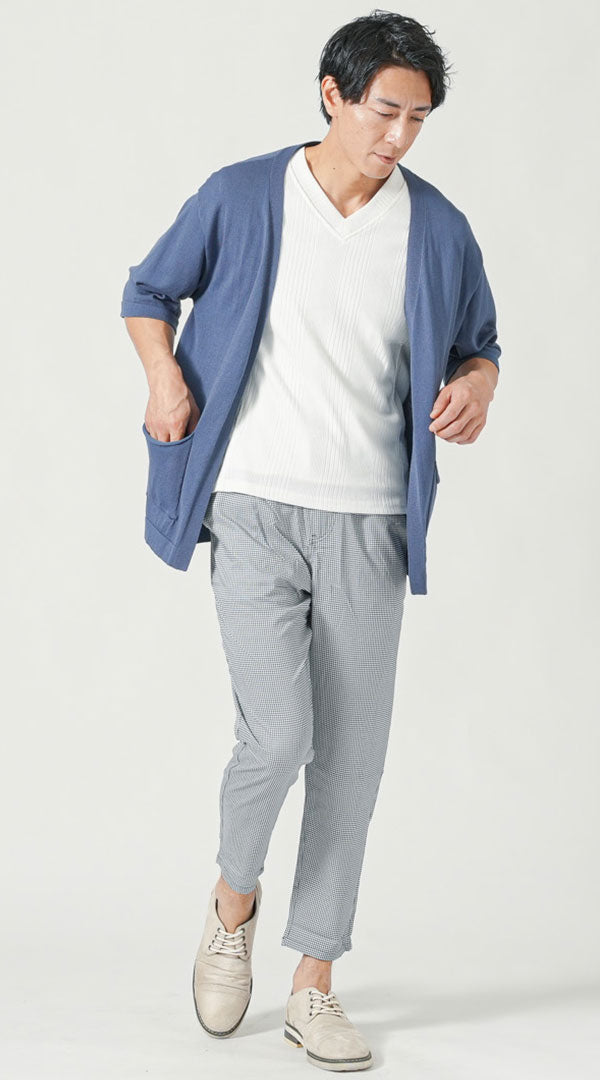 ブルー五分袖カーディガン　白半袖VネックTシャツ　千鳥格子テーパードアンクルチノパンツ　グレーシューズ　snp_pu0247