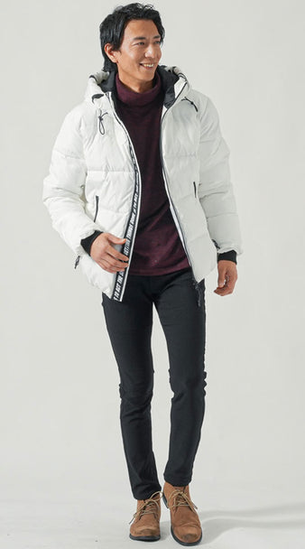 メンズにおすすめの白ダウンと黒パンツを使ったボルドーニットの冬コーディネート