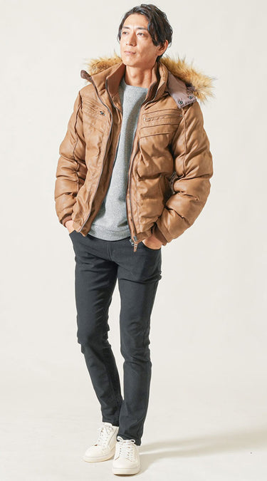 黒チノパンとダウンジャケットのおしゃれな冬コーデ例