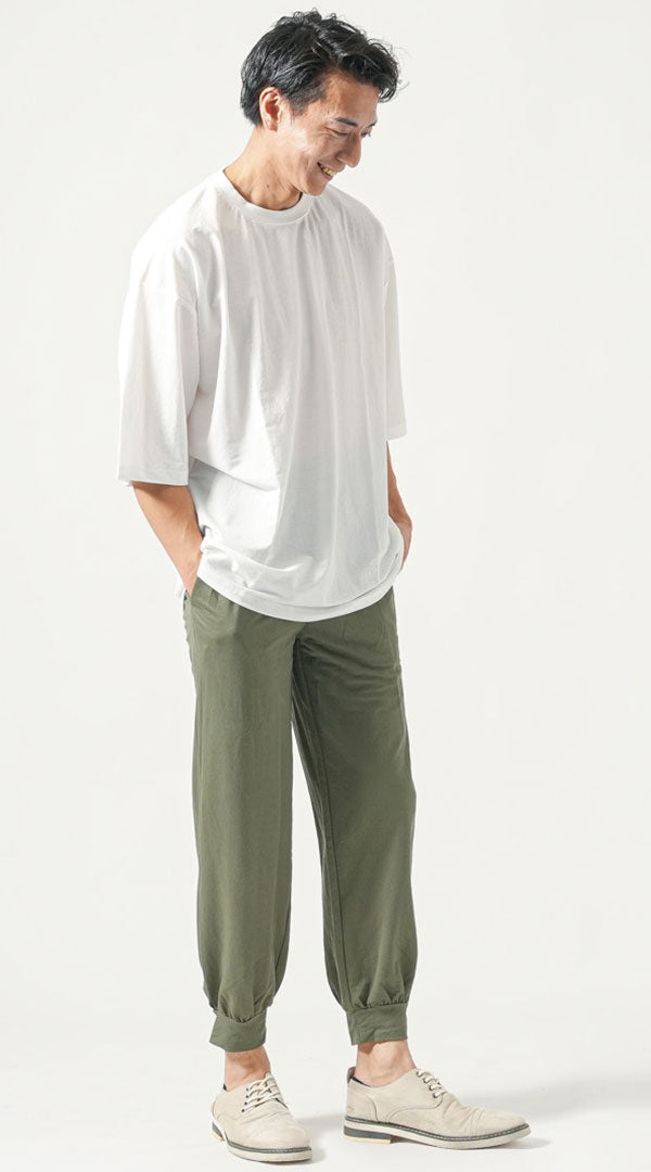 白クルーネック半袖Tシャツ　オリーブジョガーパンツ　グレーシューズ メンズ コーデ 40代 50代 男性 人気 夏 に合う おすすめ 着こなし おしゃれ かっこいい