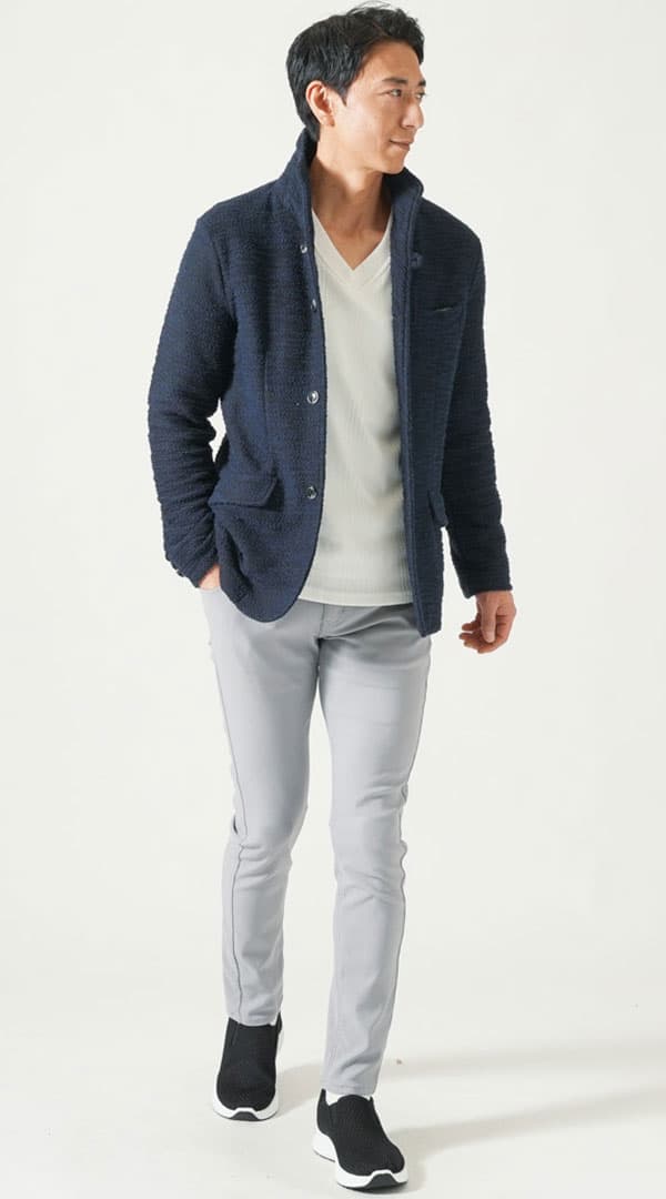 ネイビーイタリアンスタンドカラージャケット　白Vネック長袖Tシャツ　グレーストレッチスキニーカラーチノパンツ　黒スニーカー　snp_qh0358