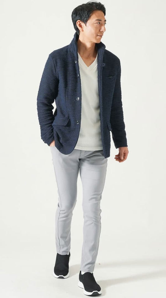 ネイビーイタリアンスタンドカラージャケット　白Vネック長袖Tシャツ　グレーストレッチスキニーカラーチノパンツ　黒スニーカー　snp_qh0358