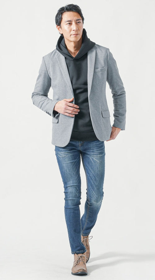 グレーテーラードジャケット×黒プルオーバーパーカーのインナーコーデ