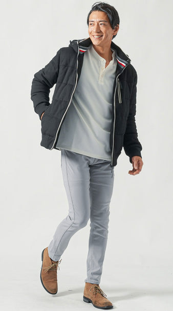 メンズにおすすめのヘンリーネックカットソーとブラックブルゾンとグレーパンツのコーデ