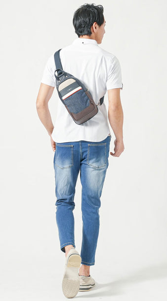 メンズにおすすめのデニム×PUレザー切り替えボディバッグを白シャツとデニムパンツに合わせた30代向け爽やかな夏コーデ