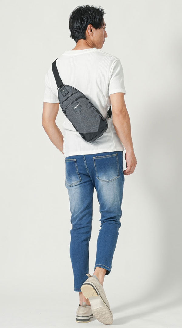 白半袖VネックTシャツ　ブルースキニーアンクルデニムパンツ　グレーシューズ　グレーボディーバッグ　snp_pu0344