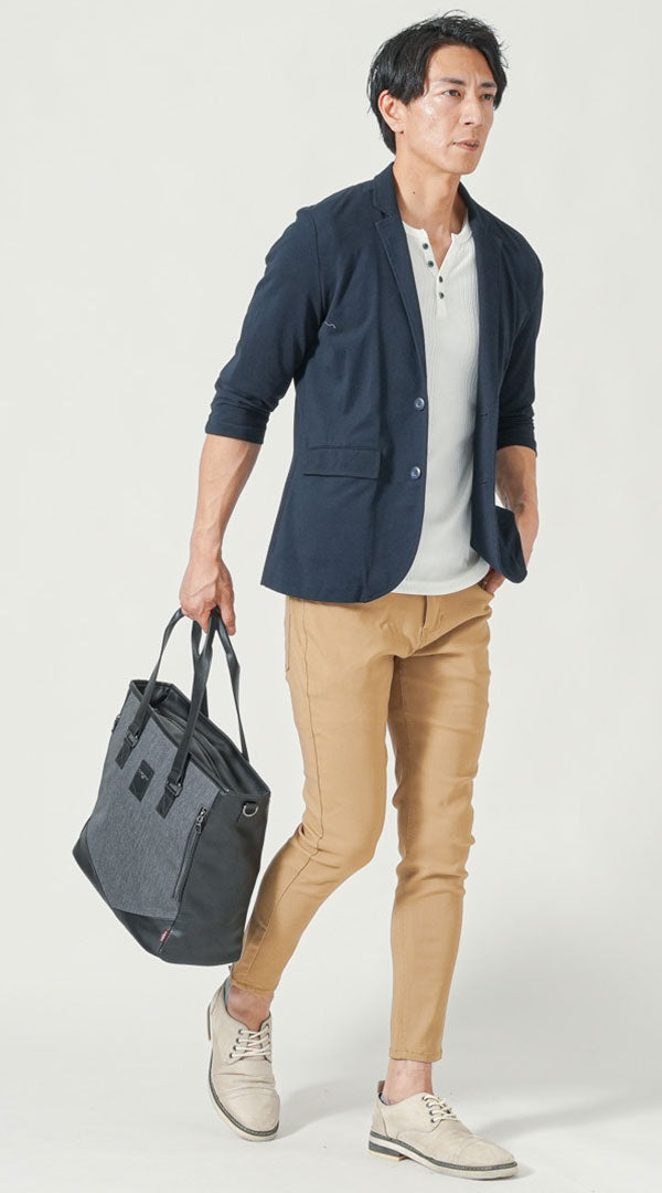 7分袖ネイビージャケットとベージュパンツの通気性に優れた夏のビジネスカジュアルコーデ