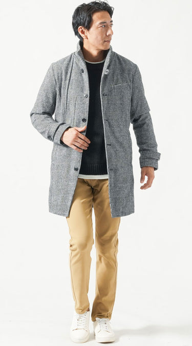 大人の男性にふさわしい自然なカッコ良さがあるベージュチノパンコーデ例